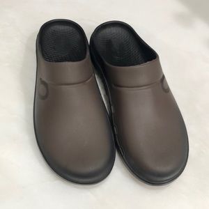 Women/ Mens Oofos clog. Size 12/10